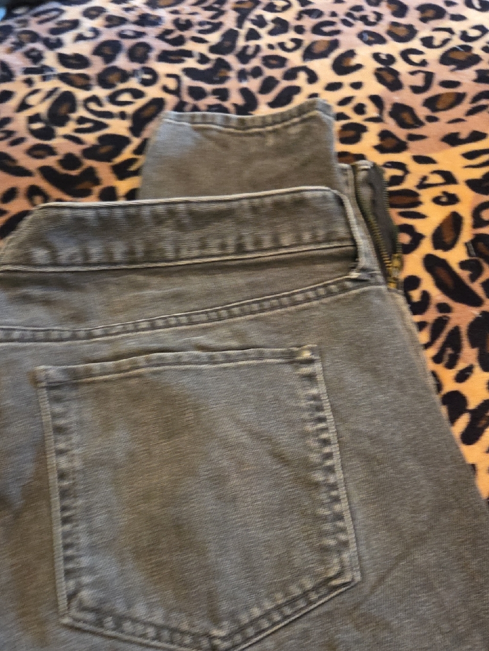 Eddie Bauer High-Rise Jeans in Faded Gray